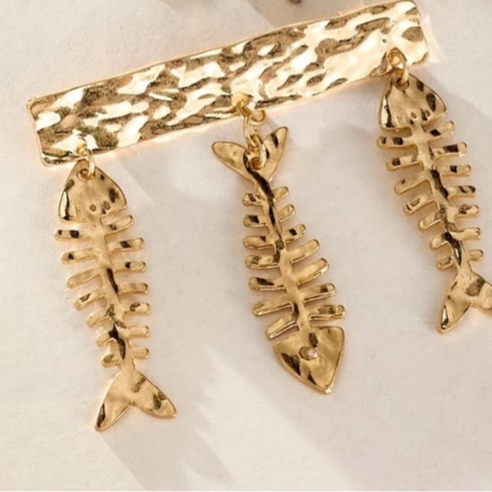 Free People Fish Outta Water Brooch In Gold